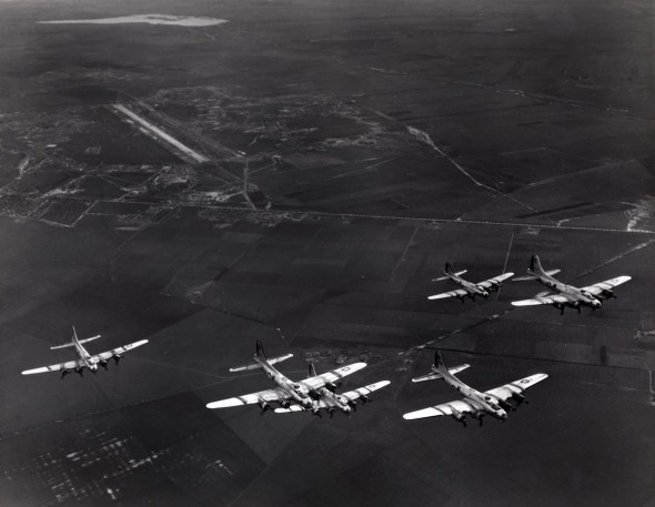 letící formace bombardérů Boeing B 17