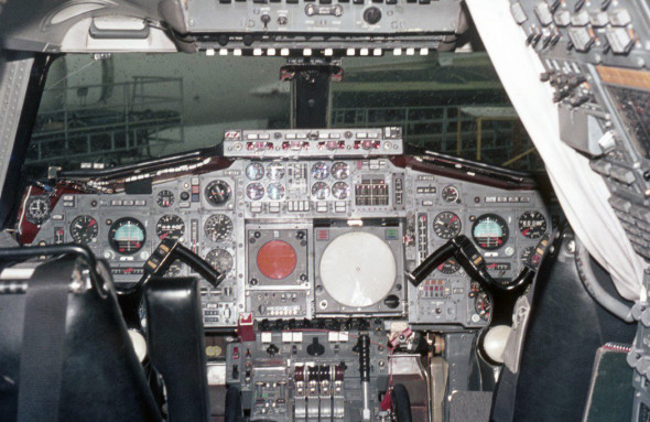 Pilotní kabina prvního prototypu Concorde po doplnění dalšími přístroji.