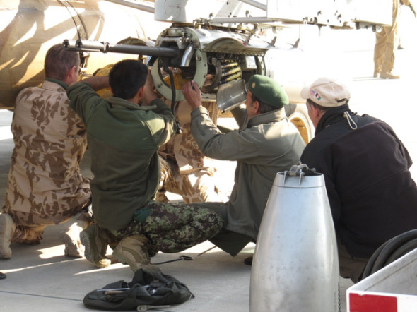 cesti-zbrojiri-mentoruji-afghanske-kolegy-pri-priprave-vrtulniku-na-let