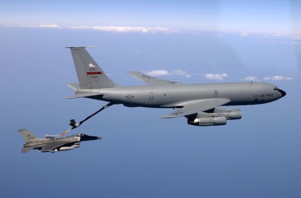 Boeing KC135 doplňuje palivo stíhačce F 16