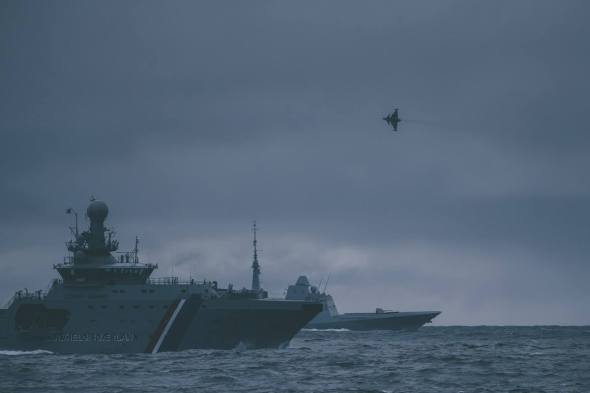 český JAS 39 Gripen nad mořem u Islandu