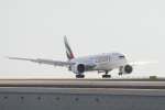 první let linky Emirates EK213 Boeing 777 přistává ve Fort Lauderdale