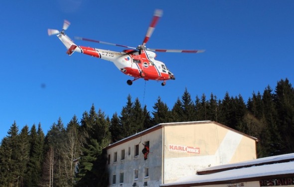 Vrtulník Sokol záchrana z budovy