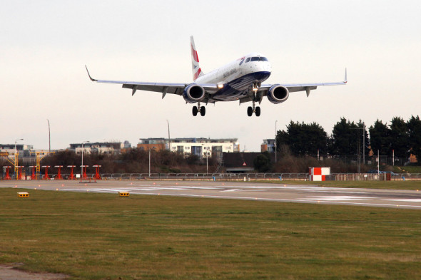 přistání british airways na letišti london City