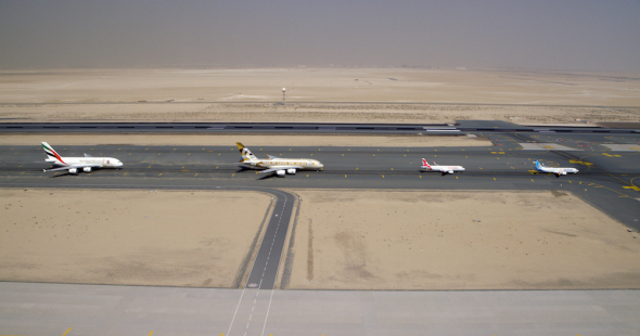 Skupina na dráze letiště Dubai World Central Al Maktoum
