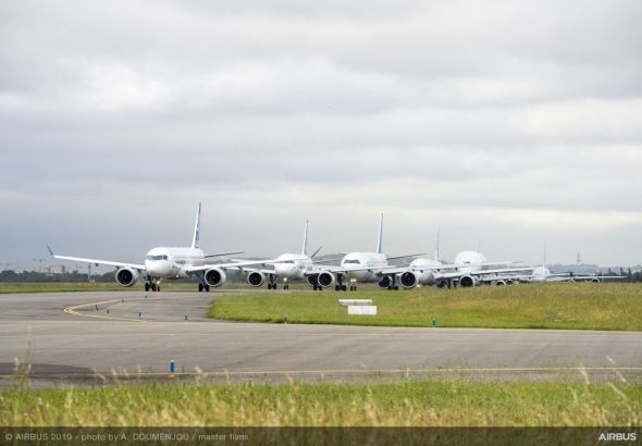 Airbus-50th-years-anniversary-formation-flight-taxiing-002