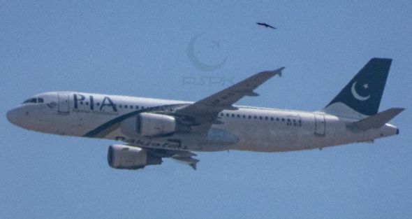PIA Airbus A320 již s poškozenými motorovými kryty